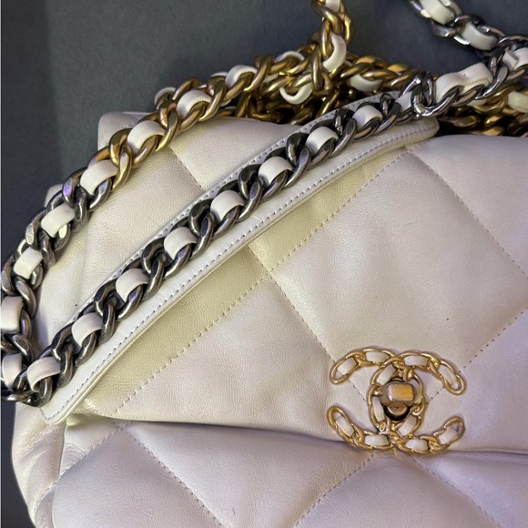 Chanel 19 White Quilted Leather Bag - Picture 9 of 12